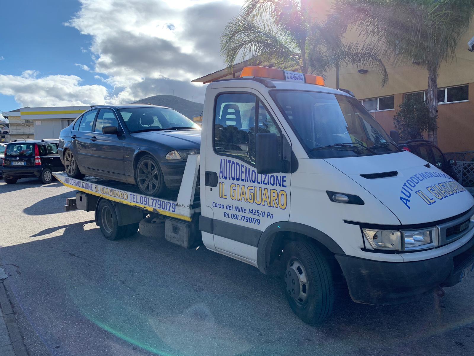 Giaguaro autodemolizione auto su autocarro per trasporto