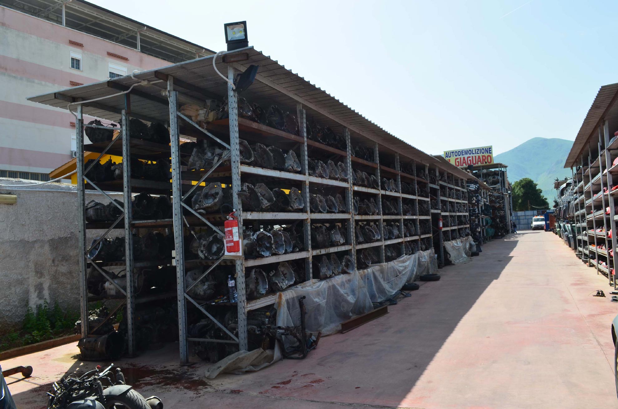 Giaguaro autodemolizione esterno motori auto