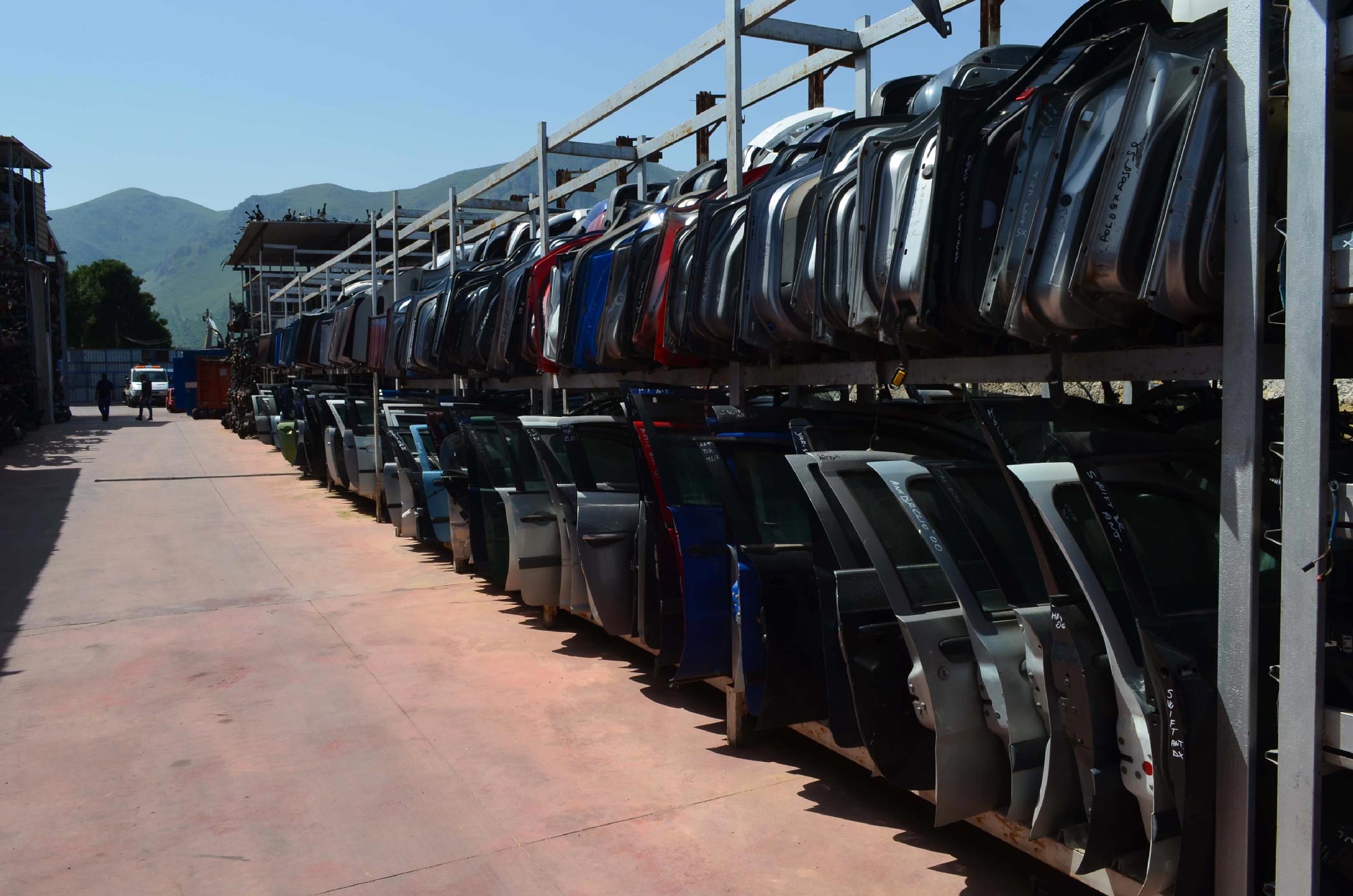 Giaguaro autodemolizione esterno sportelli ricambi